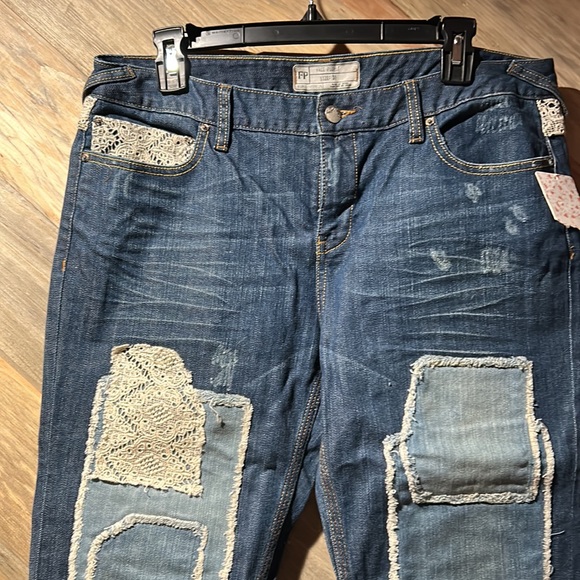 FREE PEOPLE HAYNES WASH DISTRESSED DENIM CROCHET LACE PATCHED JEANS - Picture 2 of 8